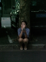 暴雨前，苏州河边，工作间隙在树下抽烟的发廊女孩，2020年8月10日。